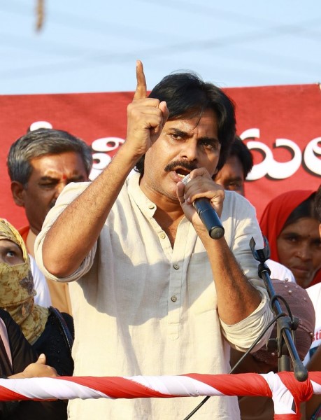 జస్టిస్ ఫర్ సుగాలి ప్రీతి కార్యక్రమంలో పాల్గొన్న పవన్ కళ్యాణ్ ఫోటోలు