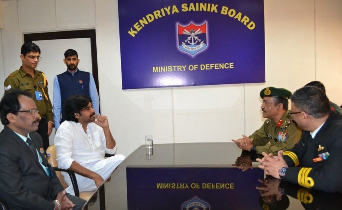 అమరులైన జవాన్ల కుటుంబాలకు రూ.కోటి విరాళం ఇచ్చిన పవన్ కళ్యాణ్: ఫోటోలు