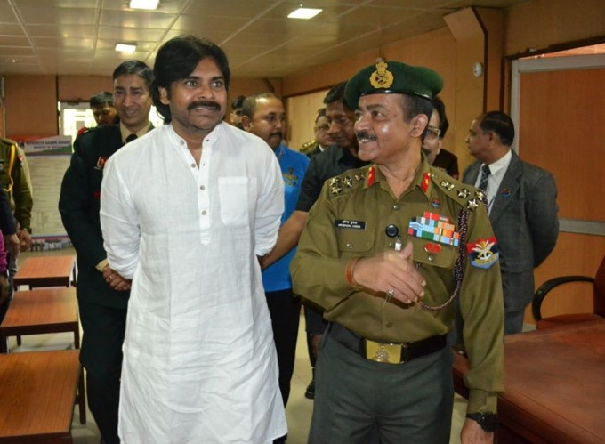 అమరులైన జవాన్ల కుటుంబాలకు రూ.కోటి విరాళం ఇచ్చిన పవన్ కళ్యాణ్: ఫోటోలు