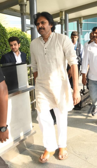 అమరులైన జవాన్ల కుటుంబాలకు రూ.కోటి విరాళం ఇచ్చిన పవన్ కళ్యాణ్: ఫోటోలు