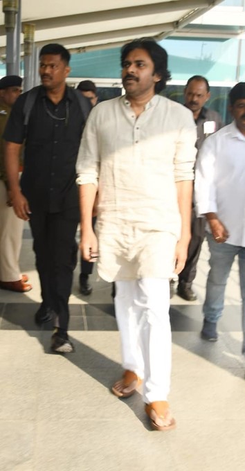 అమరులైన జవాన్ల కుటుంబాలకు రూ.కోటి విరాళం ఇచ్చిన పవన్ కళ్యాణ్: ఫోటోలు