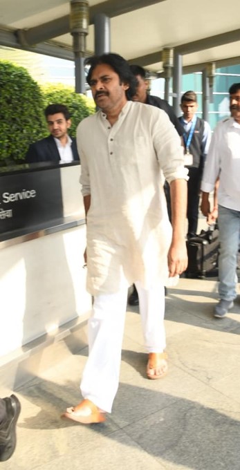 అమరులైన జవాన్ల కుటుంబాలకు రూ.కోటి విరాళం ఇచ్చిన పవన్ కళ్యాణ్: ఫోటోలు