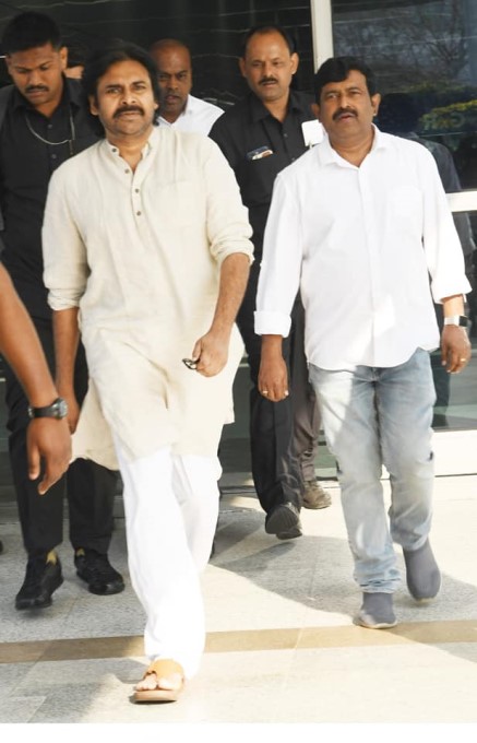 అమరులైన జవాన్ల కుటుంబాలకు రూ.కోటి విరాళం ఇచ్చిన పవన్ కళ్యాణ్: ఫోటోలు