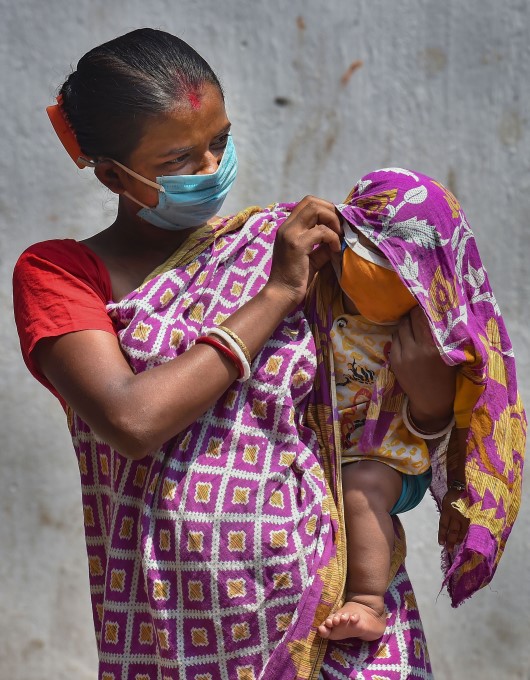 Homeless & Poor People Receive Foods & Other Donation Across India