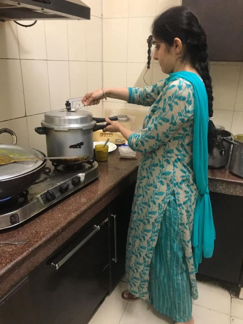 ఇంట్లో భోజనం తయారు చేసి ఆకలి తీరుస్తున్న టీమిండియా మాజీ క్రికెటర్ వీరేందర్ సెహ్వాగ్
