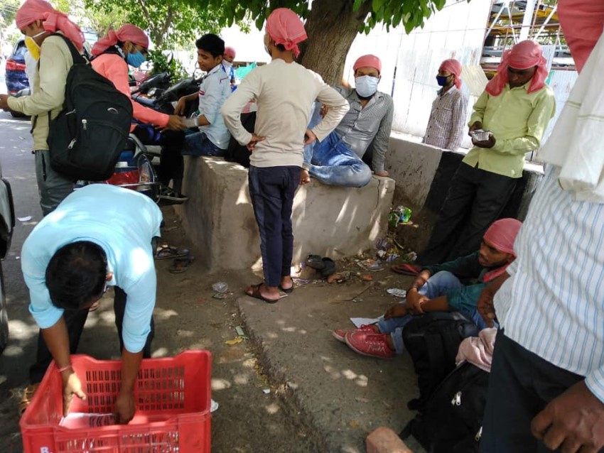 ఇంట్లో భోజనం తయారు చేసి ఆకలి తీరుస్తున్న టీమిండియా మాజీ క్రికెటర్ వీరేందర్ సెహ్వాగ్