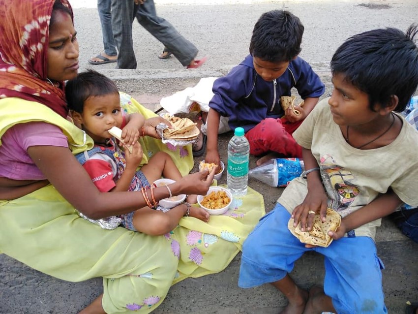 ఇంట్లో భోజనం తయారు చేసి ఆకలి తీరుస్తున్న టీమిండియా మాజీ క్రికెటర్ వీరేందర్ సెహ్వాగ్