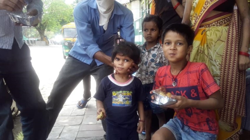 ఇంట్లో భోజనం తయారు చేసి ఆకలి తీరుస్తున్న టీమిండియా మాజీ క్రికెటర్ వీరేందర్ సెహ్వాగ్