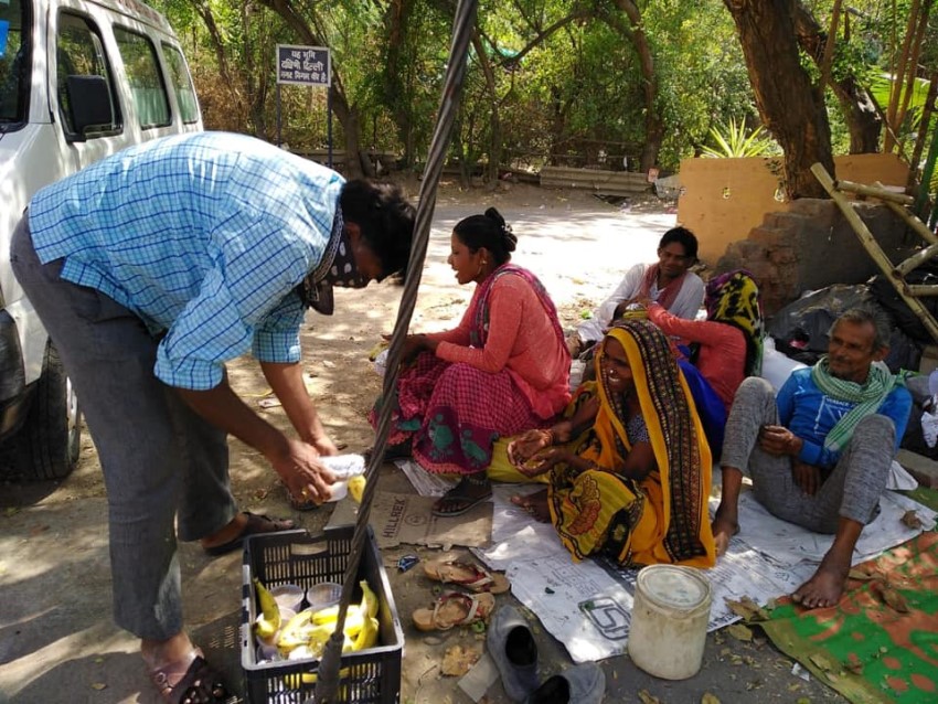 ఇంట్లో భోజనం తయారు చేసి ఆకలి తీరుస్తున్న టీమిండియా మాజీ క్రికెటర్ వీరేందర్ సెహ్వాగ్