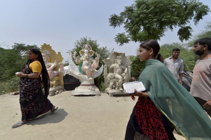 Homeless & Poor People Receive Foods & Other Donation Across India