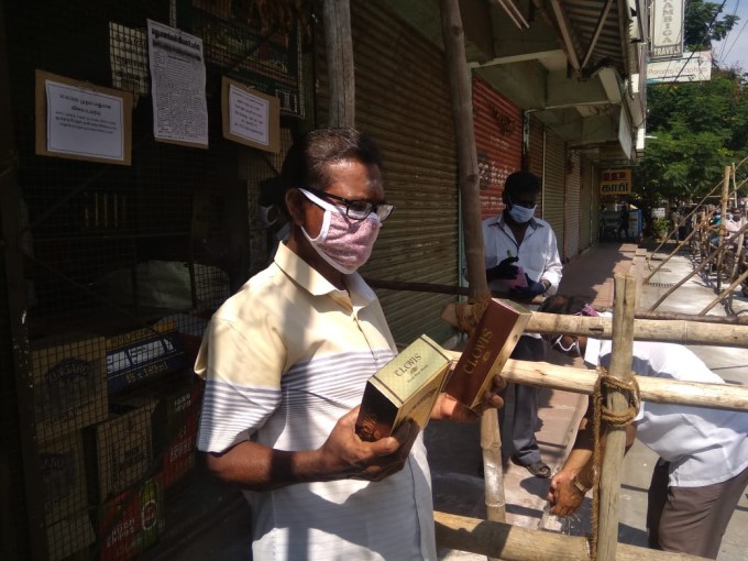 People Rush To Liquor Shops Opened In Major Parts Of India