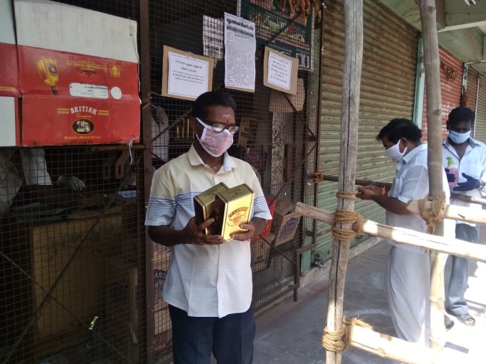 People Rush To Liquor Shops Opened In Major Parts Of India