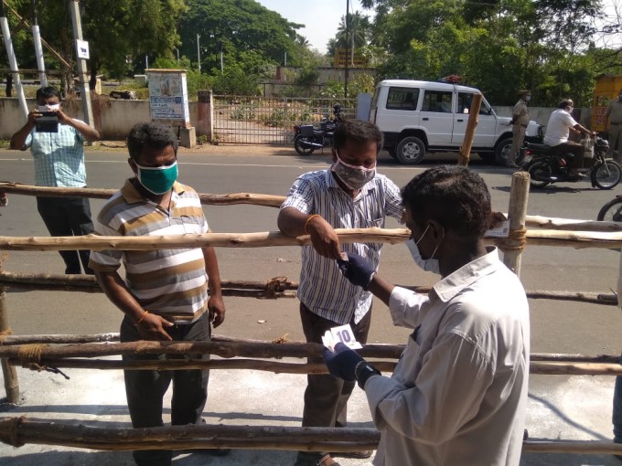 People Rush To Liquor Shops Opened In Major Parts Of India