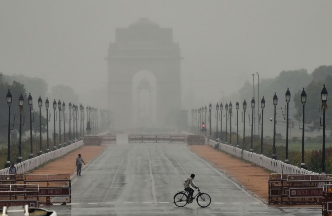 ఢిల్లీని కుదిపేసిన భారీ వర్షం మరియు ఇసుక తుఫాను