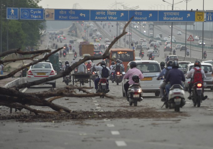 ఢిల్లీని కుదిపేసిన భారీ వర్షం మరియు ఇసుక తుఫాను