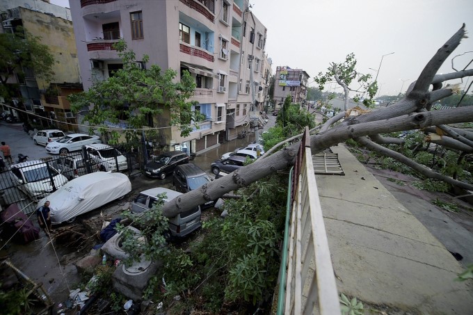 ఢిల్లీని కుదిపేసిన భారీ వర్షం మరియు ఇసుక తుఫాను