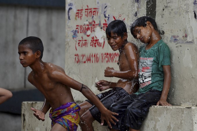 ఢిల్లీని కుదిపేసిన భారీ వర్షం మరియు ఇసుక తుఫాను