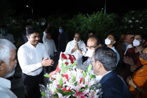 MP CM Shivraj Singh Chouhan takes Chinnajeeyar Swamy blessings ahead of Cabinet expansion