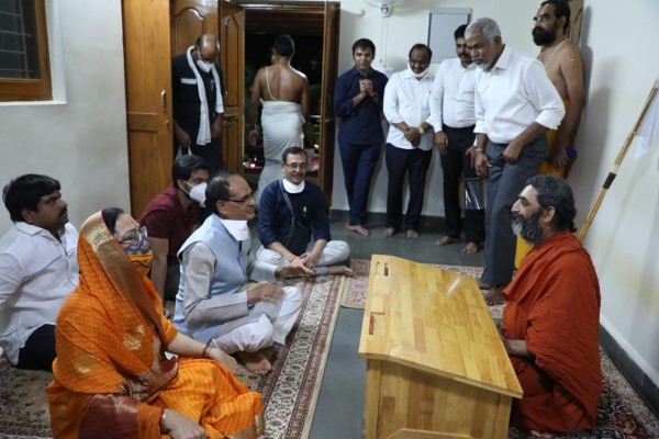 MP CM Shivraj Singh Chouhan takes Chinnajeeyar Swamy blessings ahead of Cabinet expansion