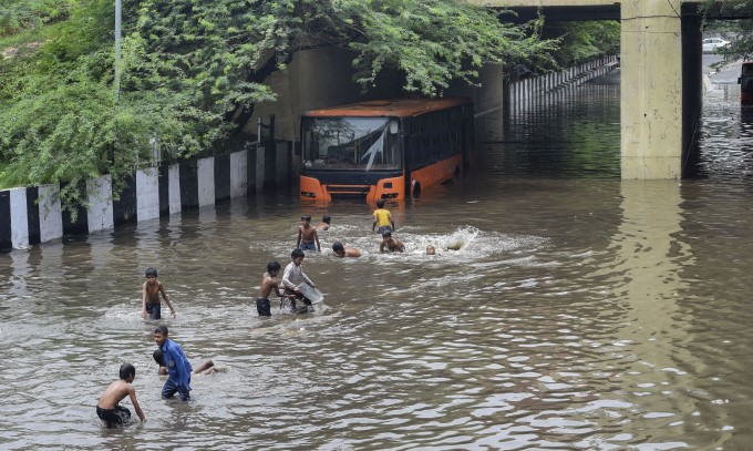 Waterlogging in Delhi roads Due To Rainfall