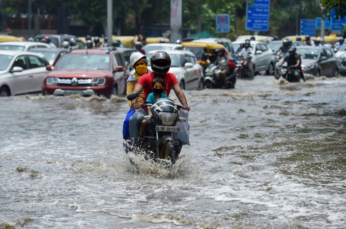 Waterlogging in Delhi roads Due To Rainfall