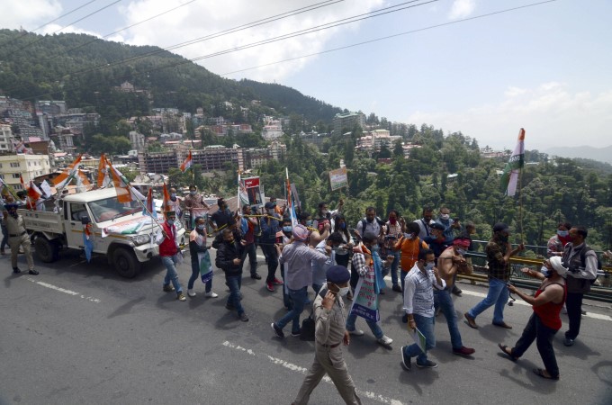 பெட்ரோல் டீசல் விலை உயர்வு.. போராட்டத்தில் குதித்த எதிர்க்கட்சிகள் 