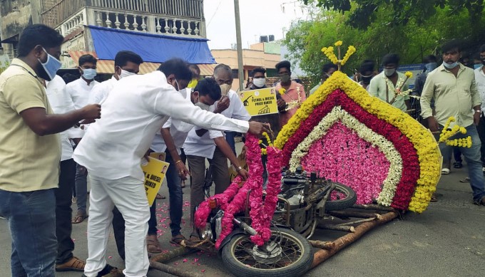 பெட்ரோல் டீசல் விலை உயர்வு.. போராட்டத்தில் குதித்த எதிர்க்கட்சிகள் 