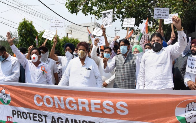 பெட்ரோல் டீசல் விலை உயர்வு.. போராட்டத்தில் குதித்த எதிர்க்கட்சிகள் 