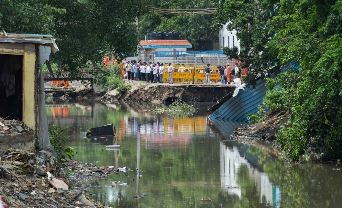 Waterlogging in Delhi roads Due To Rainfall