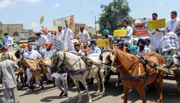பெட்ரோல் டீசல் விலை உயர்வு.. போராட்டத்தில் குதித்த எதிர்க்கட்சிகள் 