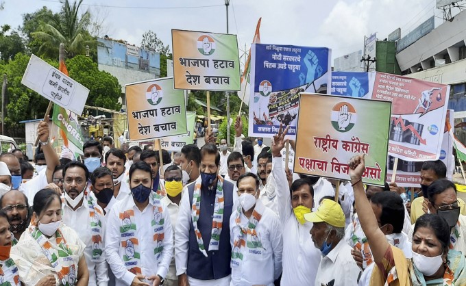 பெட்ரோல் டீசல் விலை உயர்வு.. போராட்டத்தில் குதித்த எதிர்க்கட்சிகள் 