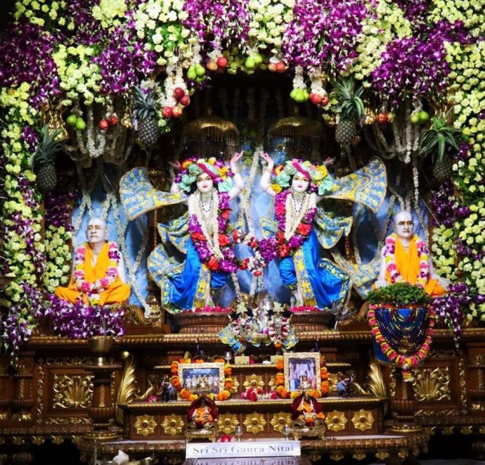 Delhi's Dy CM Manish Sisodia visited the ISKCON temple on Krishna Janmashtami