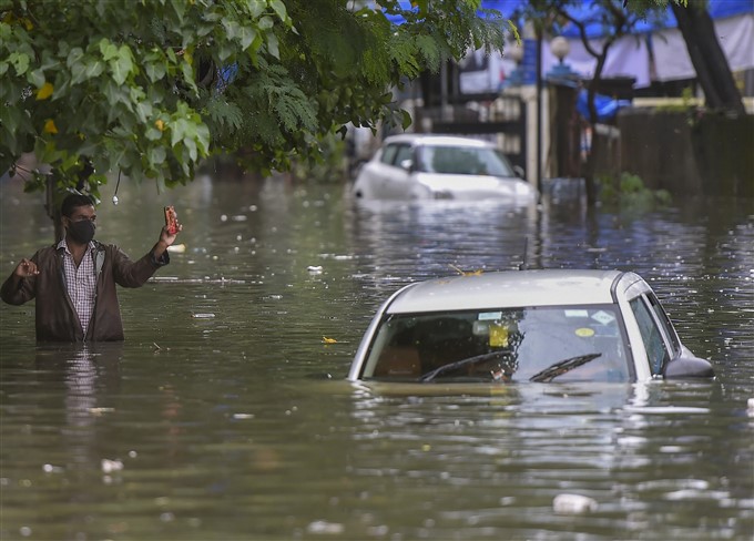 ಚಿತ್ರಗಳು: ಮುಂಬೈನಲ್ಲಿ ಮಳೆ ಸೃಷ್ಟಿಸಿದ ಅವಾಂತರ 