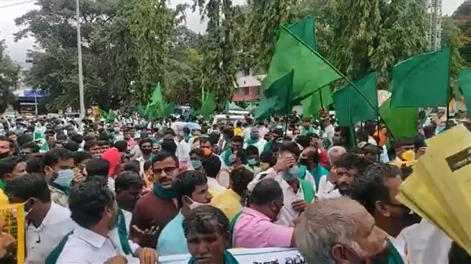 ಕೃಷಿ ಮಸೂದೆ ವಿರೋಧಿಸಿ ಸರ್ಕಾರದ ವಿರುದ್ಧ ಬೆಂಗಳೂರಲ್ಲಿ ರೈತರ ಪ್ರತಿಭಟನೆ