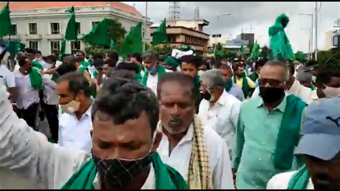 ಕೃಷಿ ಮಸೂದೆ ವಿರೋಧಿಸಿ ಸರ್ಕಾರದ ವಿರುದ್ಧ ಬೆಂಗಳೂರಲ್ಲಿ ರೈತರ ಪ್ರತಿಭಟನೆ