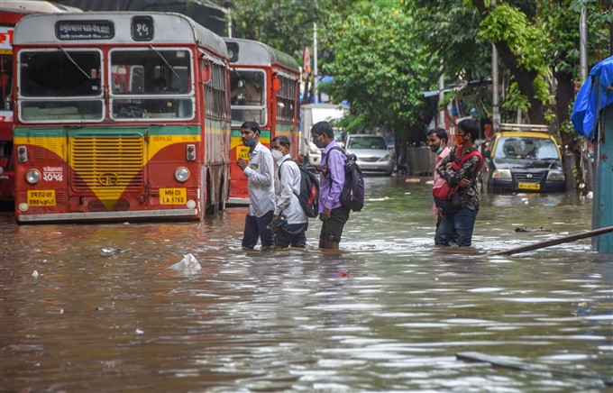 ಚಿತ್ರಗಳು: ಮುಂಬೈನಲ್ಲಿ ಮಳೆ ಸೃಷ್ಟಿಸಿದ ಅವಾಂತರ 