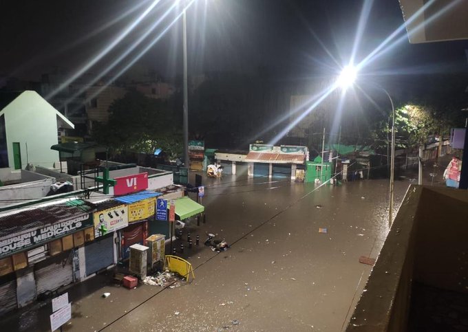 ಚಿತ್ರಗಳು: ತಮಿಳುನಾಡಿನ ರಾಜಧಾನಿ ಚೆನ್ನೈನಲ್ಲಿ ಗುಡುಗುಸಹಿತ ಭಾರಿ ಮಳೆ 