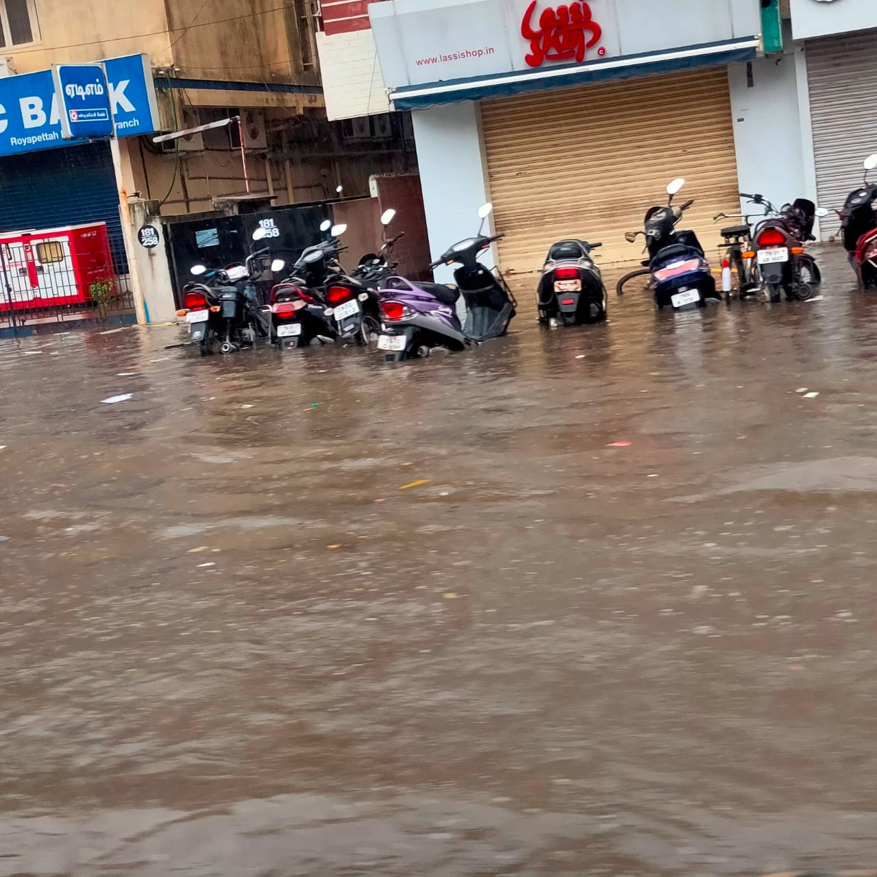 ಚಿತ್ರಗಳು: ತಮಿಳುನಾಡಿನ ರಾಜಧಾನಿ ಚೆನ್ನೈನಲ್ಲಿ ಗುಡುಗುಸಹಿತ ಭಾರಿ ಮಳೆ 