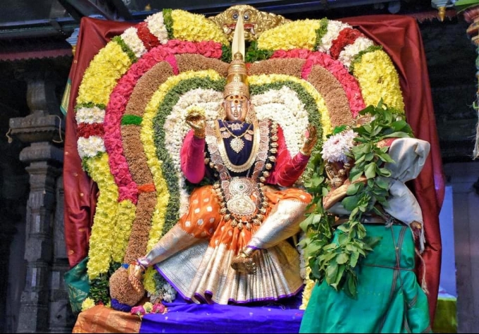 தமிழகத்தில் களைகட்டிய நவராத்திரி... அலங்கார ரூபத்தில் எழுந்தருளிய அம்மன்கள்