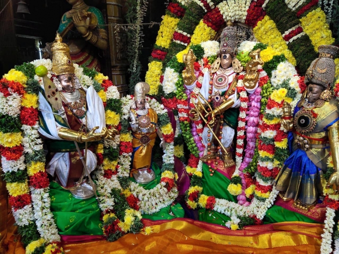 தமிழகத்தில் களைகட்டிய நவராத்திரி... அலங்கார ரூபத்தில் எழுந்தருளிய அம்மன்கள்