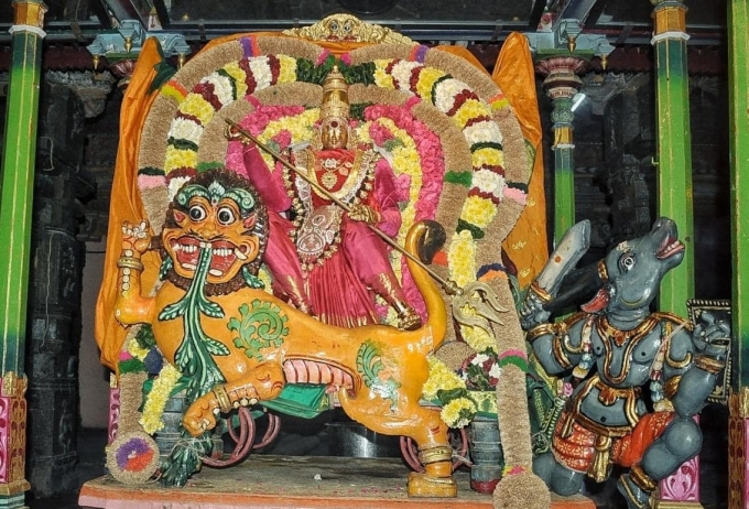 தமிழகத்தில் களைகட்டிய நவராத்திரி... அலங்கார ரூபத்தில் எழுந்தருளிய அம்மன்கள்