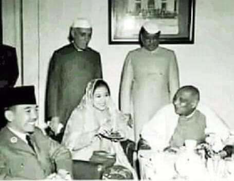 Leaders Pay tribute to India's first PM Jawaharlal Nehru on his birth anniversary