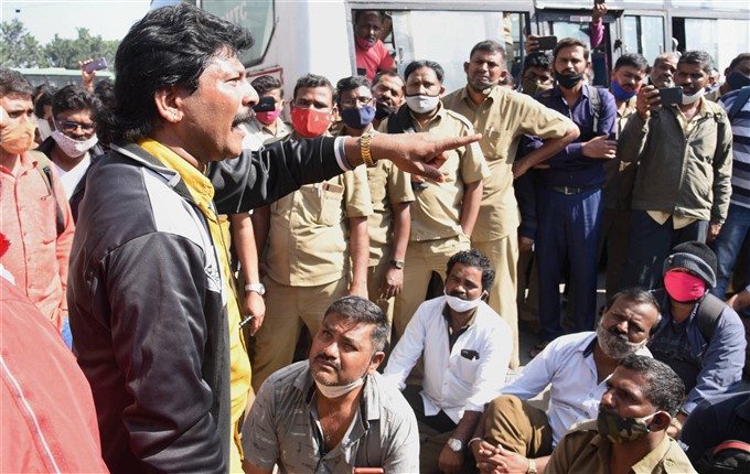ಚಿತ್ರಗಳು:ಕರ್ನಾಟಕದಲ್ಲಿ ಬಿಎಂಟಿಸಿ, ಕೆಎಸ್‌ಆರ್‌ಟಿಸಿ ನೌಕರರ ಪ್ರತಿಭಟನೆ 