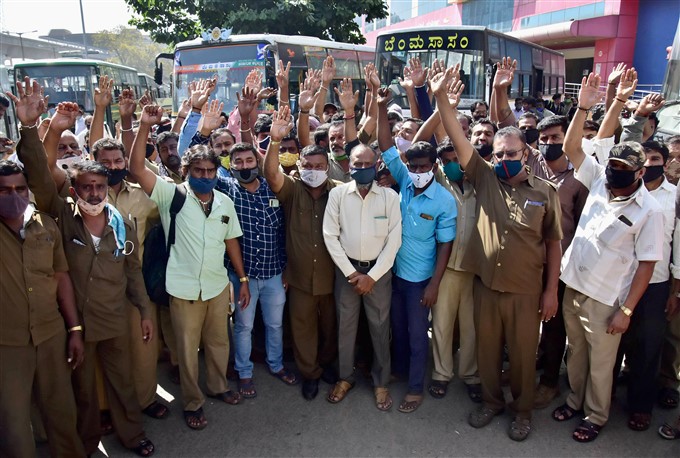 ಚಿತ್ರಗಳು:ಕರ್ನಾಟಕದಲ್ಲಿ ಬಿಎಂಟಿಸಿ, ಕೆಎಸ್‌ಆರ್‌ಟಿಸಿ ನೌಕರರ ಪ್ರತಿಭಟನೆ 