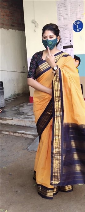 GHMC Elections 2020 గ్యాలరీ: ఓటు హక్కును వినియోగించుకున్న పలువురు ప్రముఖులు 