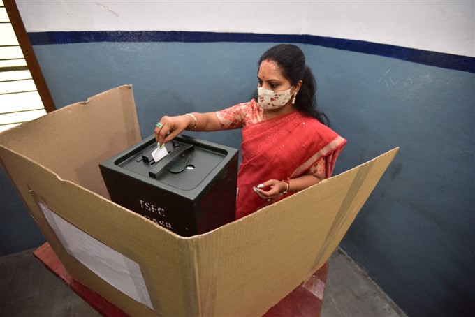 GHMC Elections 2020 గ్యాలరీ: ఓటు హక్కును వినియోగించుకున్న పలువురు ప్రముఖులు 