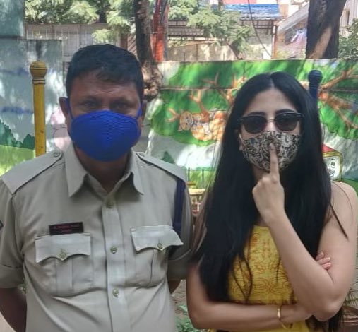 GHMC Elections 2020 గ్యాలరీ: ఓటు హక్కును వినియోగించుకున్న పలువురు ప్రముఖులు 