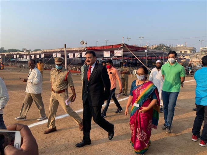 GHMC Elections 2020 గ్యాలరీ: ఓటు హక్కును వినియోగించుకున్న పలువురు ప్రముఖులు 