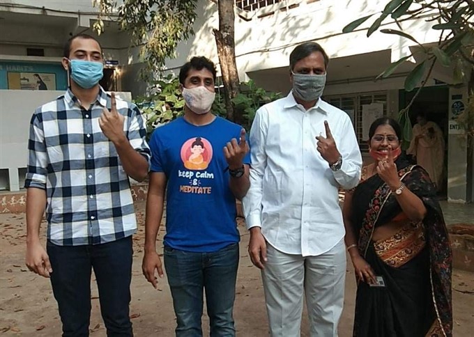 GHMC Elections 2020 గ్యాలరీ: ఓటు హక్కును వినియోగించుకున్న పలువురు ప్రముఖులు 