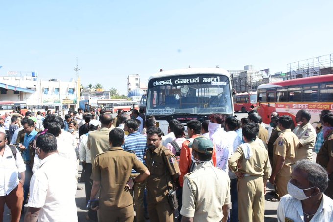 ಚಿತ್ರಗಳು:ಕರ್ನಾಟಕದಲ್ಲಿ ಬಿಎಂಟಿಸಿ, ಕೆಎಸ್‌ಆರ್‌ಟಿಸಿ ನೌಕರರ ಪ್ರತಿಭಟನೆ 